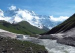 Auf dem Weg zum Schkchara-Gletscher